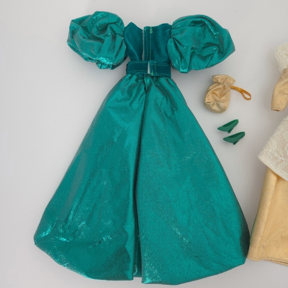 Barbie Holiday Collection Green & Gold Party Dresses (Set of 2 Doll Outfits) - Picture 4 of 9